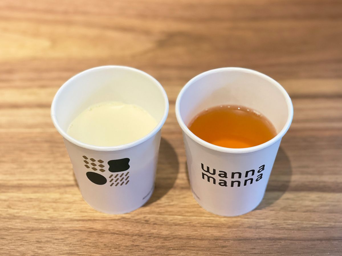 （左から）「原味豆漿（プレーン ドウジャン）」加糖・無糖ともに300円、「金萱烏龍茶（キンセンウーロンチャ）」380円