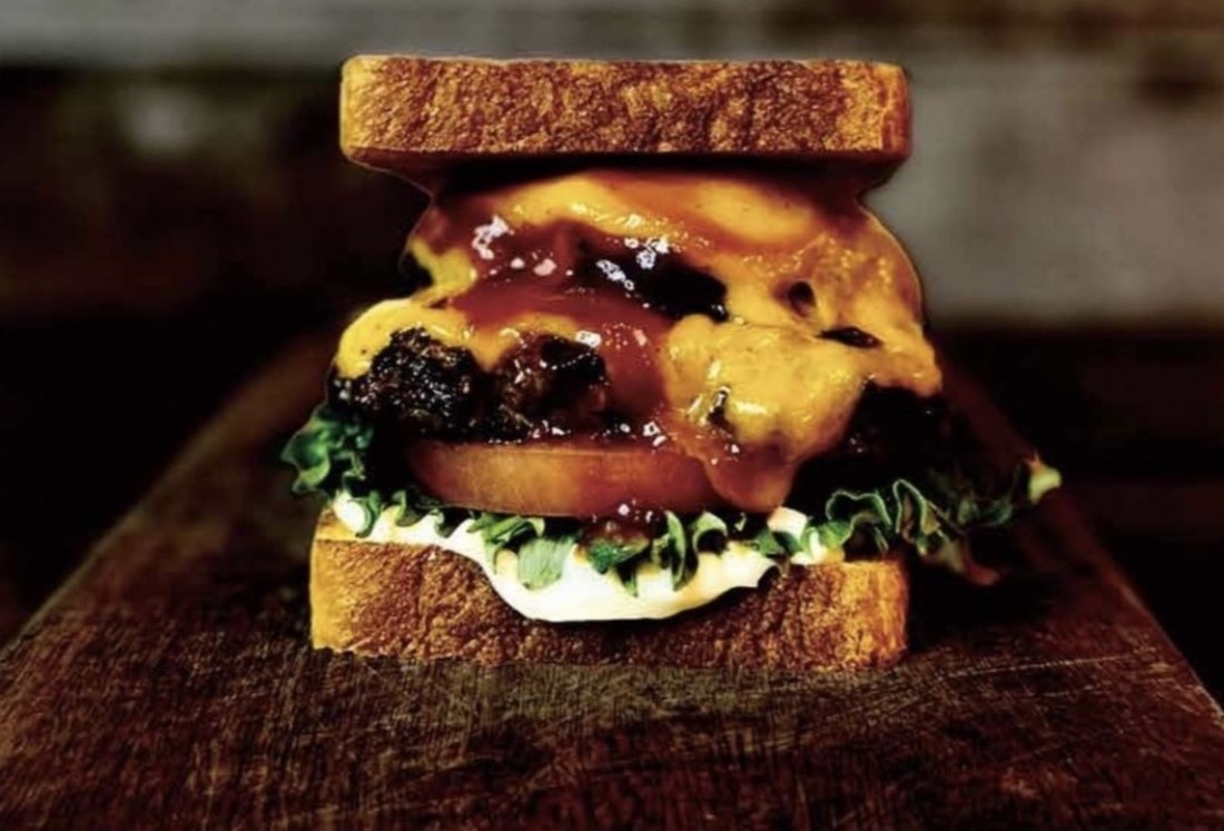 「ワンハンドレッド 食パンバーガー」