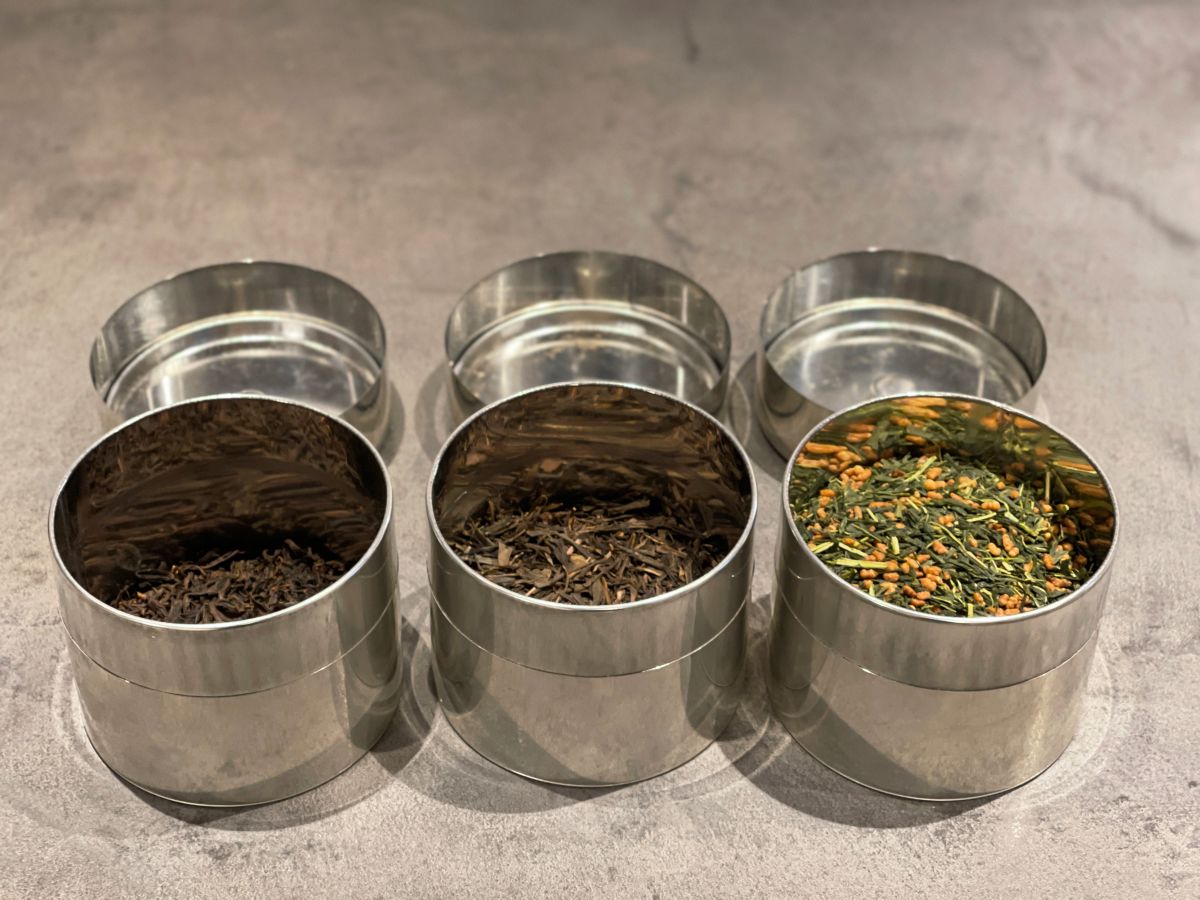 （左から）「紅茶」、「ほうじ茶」、「玄米茶」