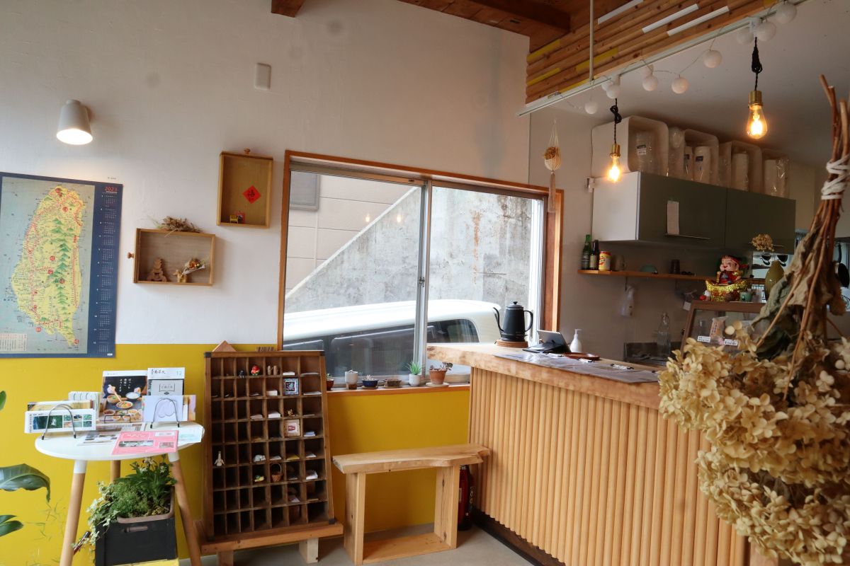 1階は注文カウンターと厨房ス、2階はカフェスペース