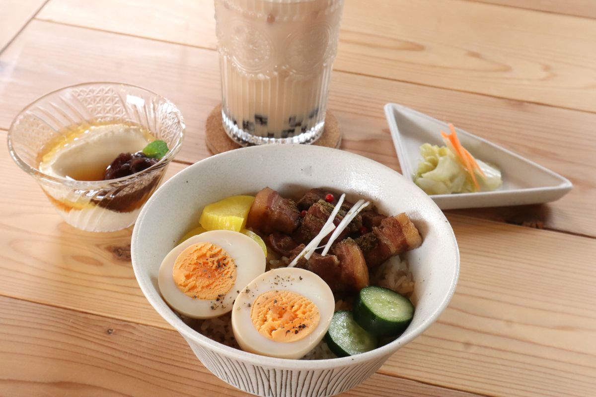 滷肉飯（ルーローハン）＋お任せ豆花（s）＋台湾式浅漬け1195円、鉄観音ウーロンミルクティー509円（セットは100円割引）