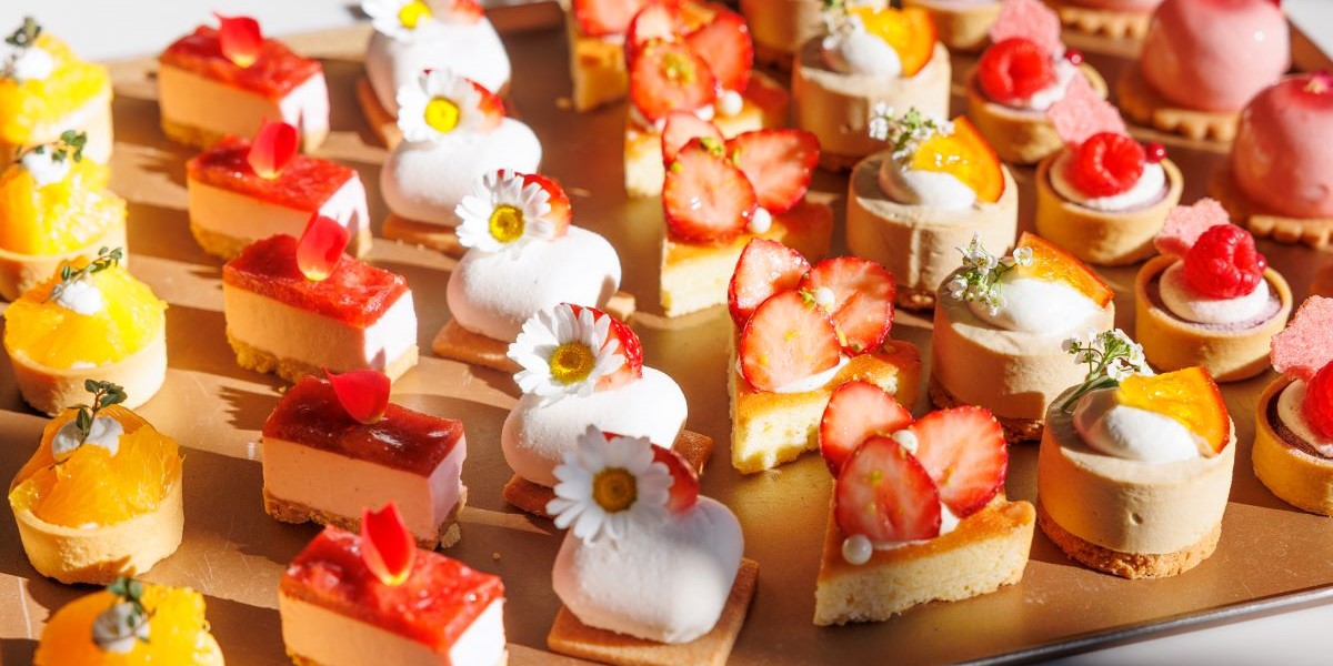 【SALON BAKE & TEA】爽やかなオレンジのパフェとタルトも！GWは食べ放題でスイーツを満喫しよう♪