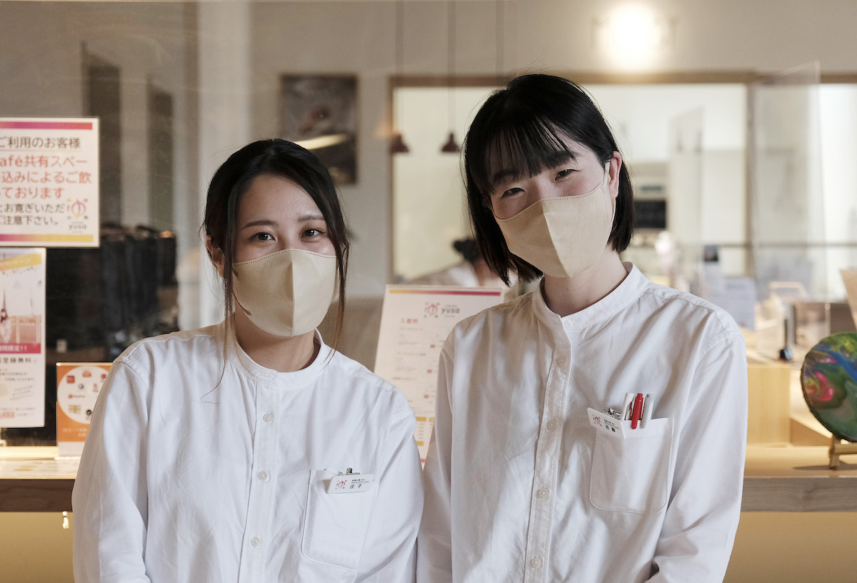 受付スタッフの（左から）庄司さんと佐藤さん。佐藤さんはサウナガーデンで熱波師（後述）としても活躍する