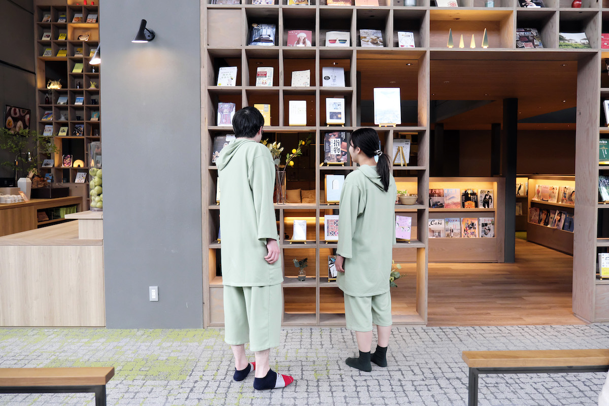 館内着はグリーン、ブルー、ピンクがあり、サイズも選べる