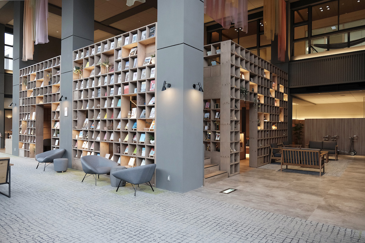 2階まで吹き抜けになったスペースにそびえ立つ棚