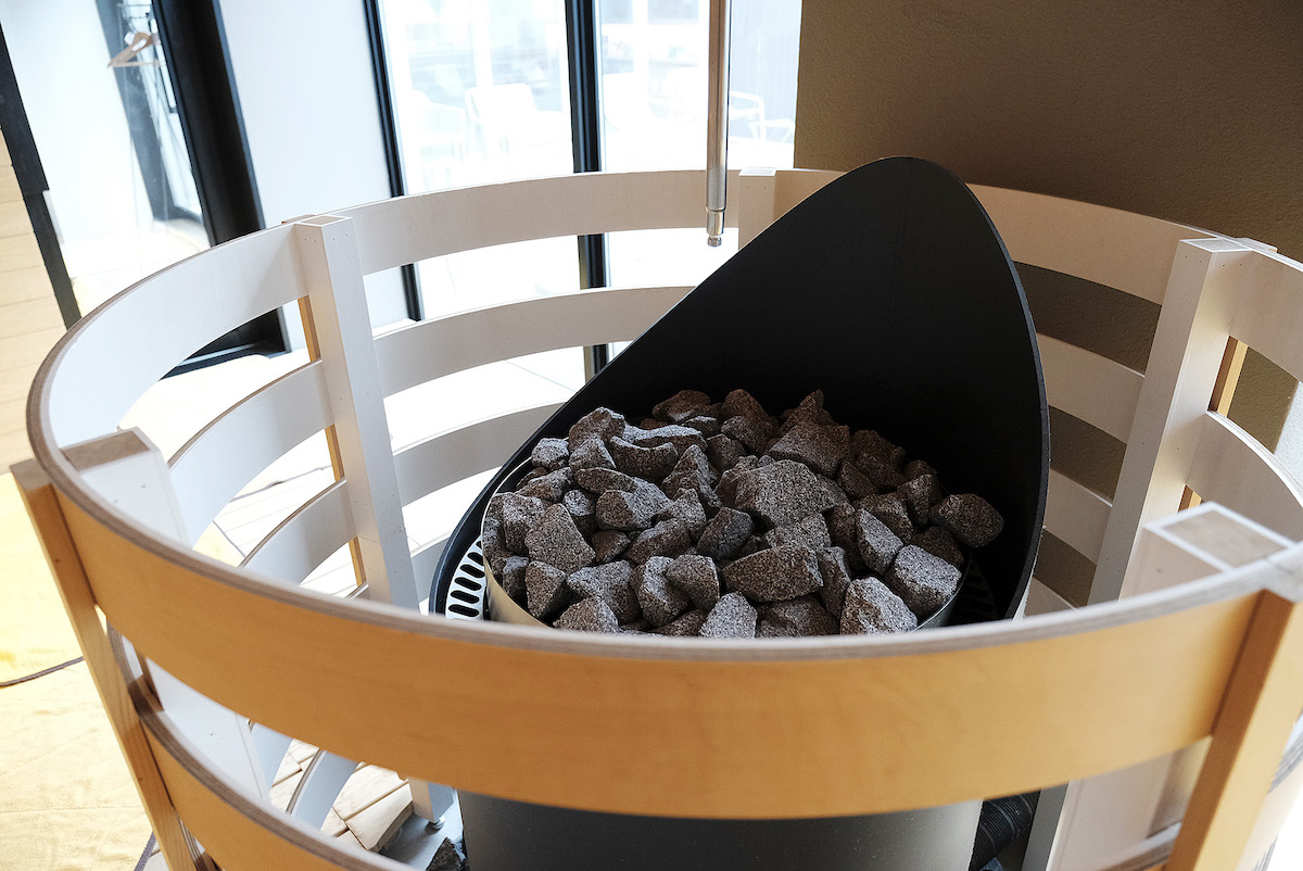 「サウナガーデン」のサウナ室に設置されたサウナストーブ