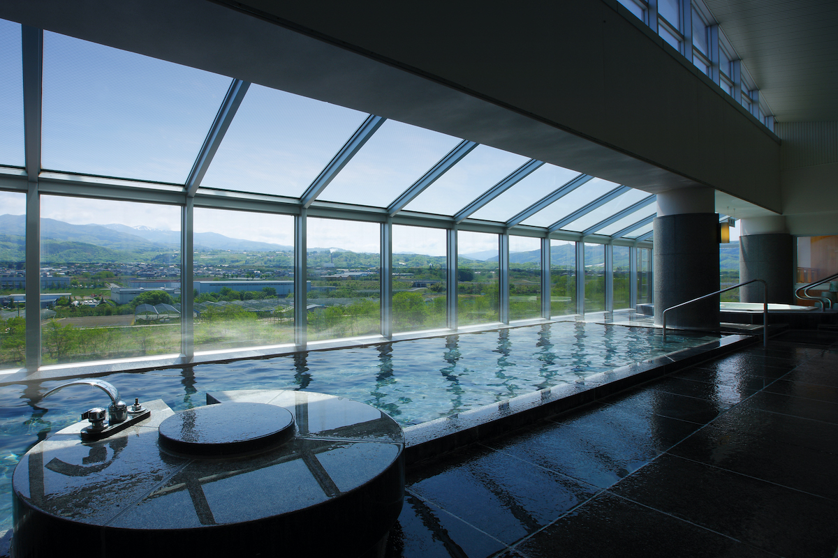 ガラス張りで開放感のある大浴場（写真提供・悠湯の郷 ゆさ）