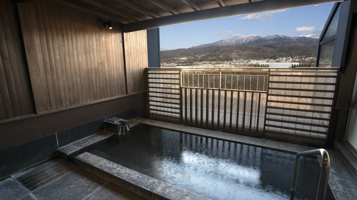 大浴場の隣の半露天風呂からも蔵王の景色を眺められる（写真提供・悠湯の郷 ゆさ）