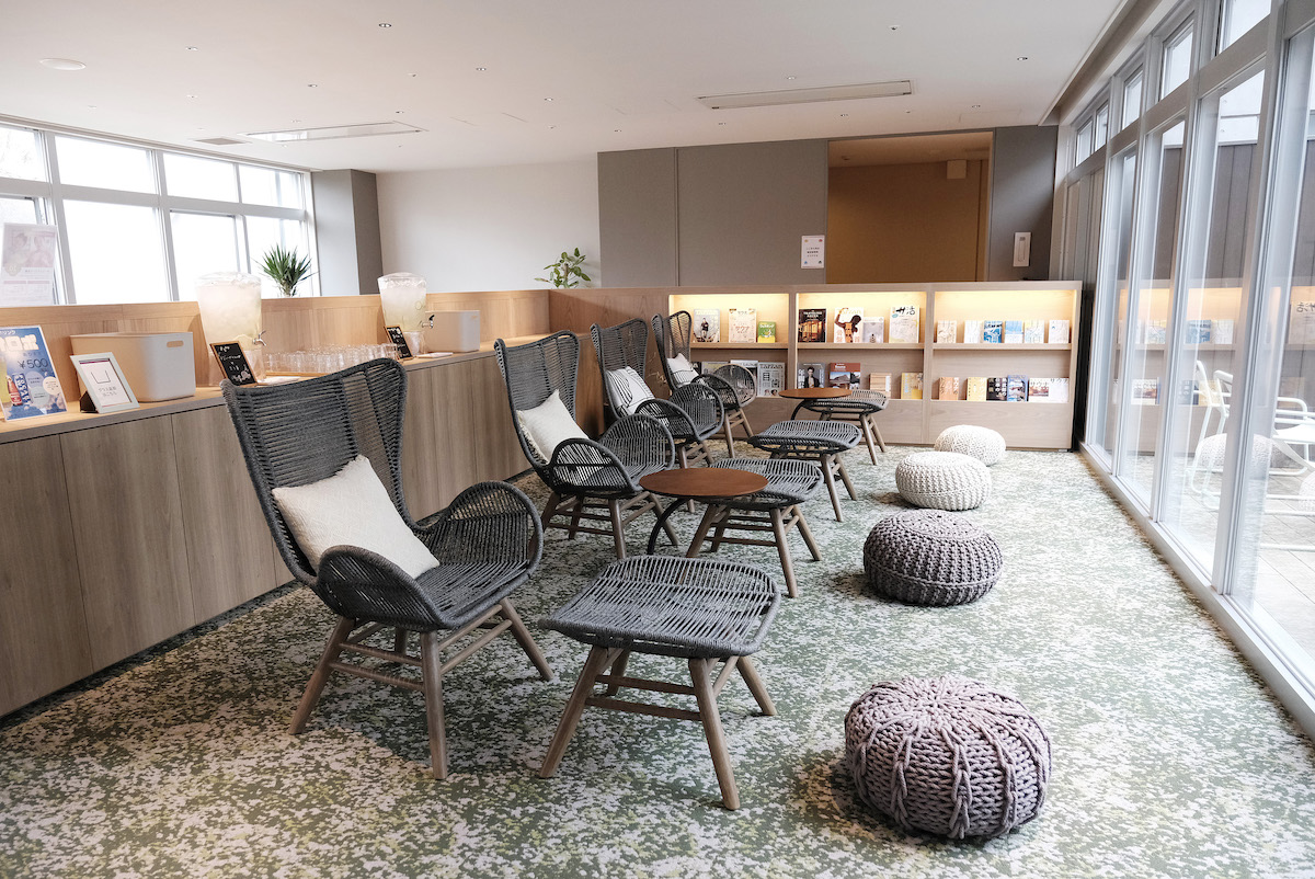 サウナラウンジにはサウナ関連の雑誌や書籍も置かれている 