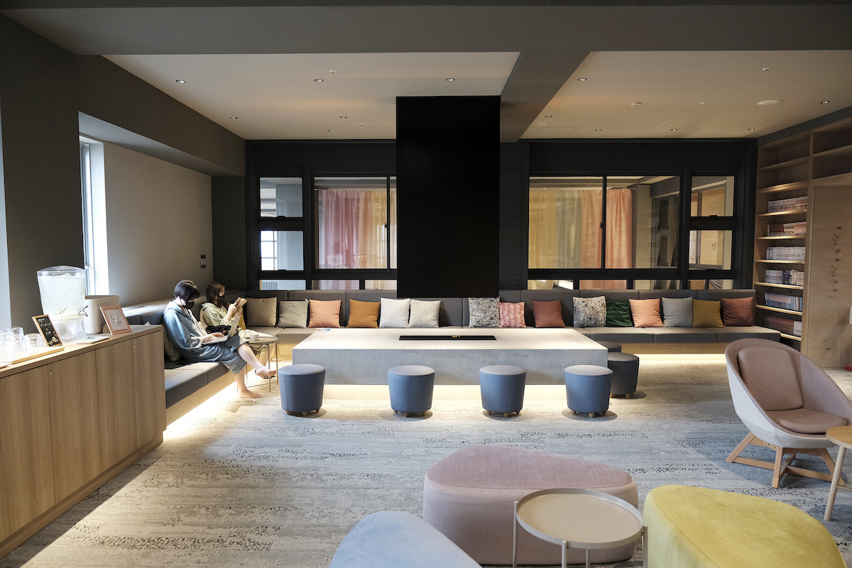 2階の「暖炉ラウンジ」。棚には漫画がズラリと並ぶ