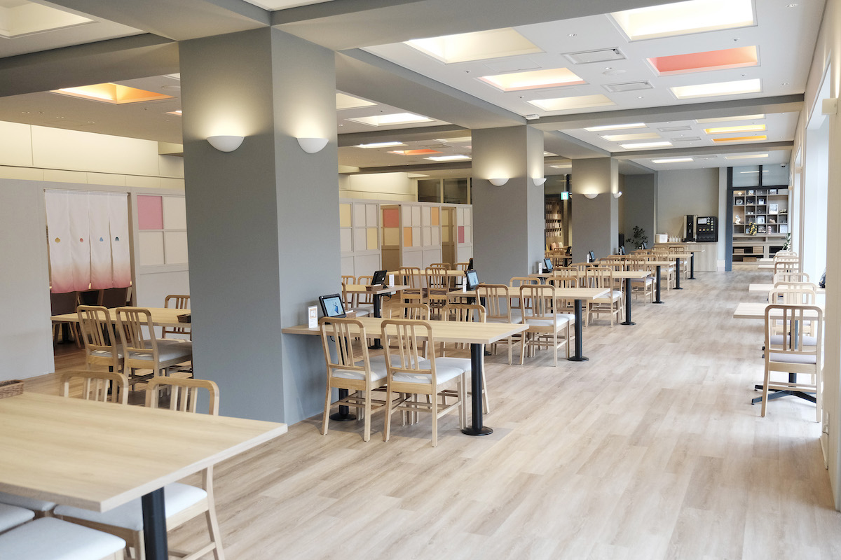 カフェレストランの営業は11時30分から。14時30分〜18時はパフェのみ注文可能。フードは20時、ドリンクは20時30分がラストオーダー