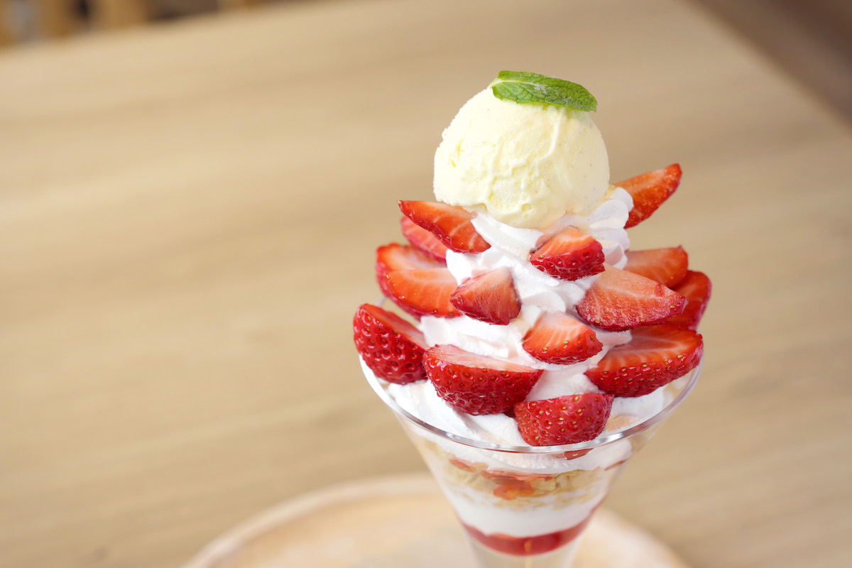 「旬のフルーツを贅沢に使ったパフェ」1580円のフルーツは山形県産を中心に季節で変わる