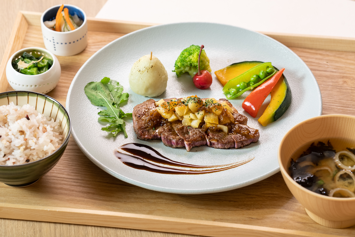 「米の娘豚グリルアチェートバルサミコ」1580円（写真提供・悠湯の郷 ゆさ）