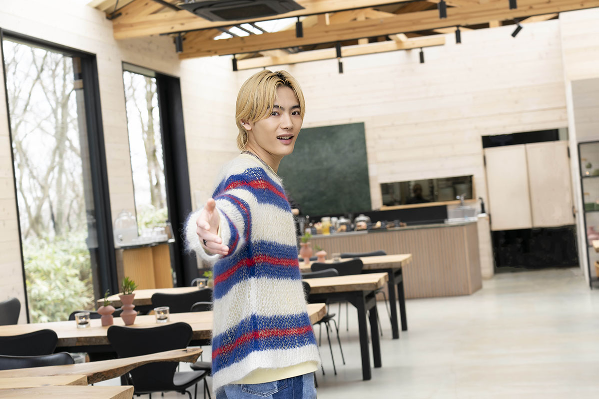 カフェへと誘うNOAくん