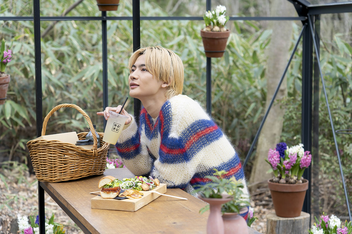 パビリオン内でランチを楽しむNOAくん