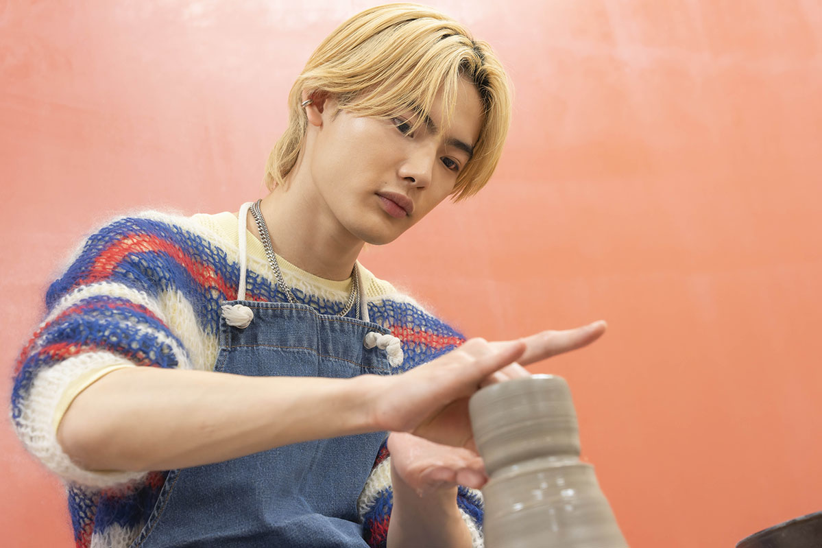 真剣な表情で電動ろくろを体験するNOAくん