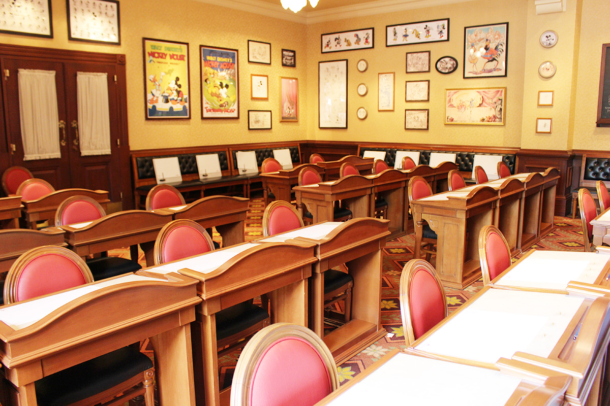 まるで学校のような机と椅子が並びます