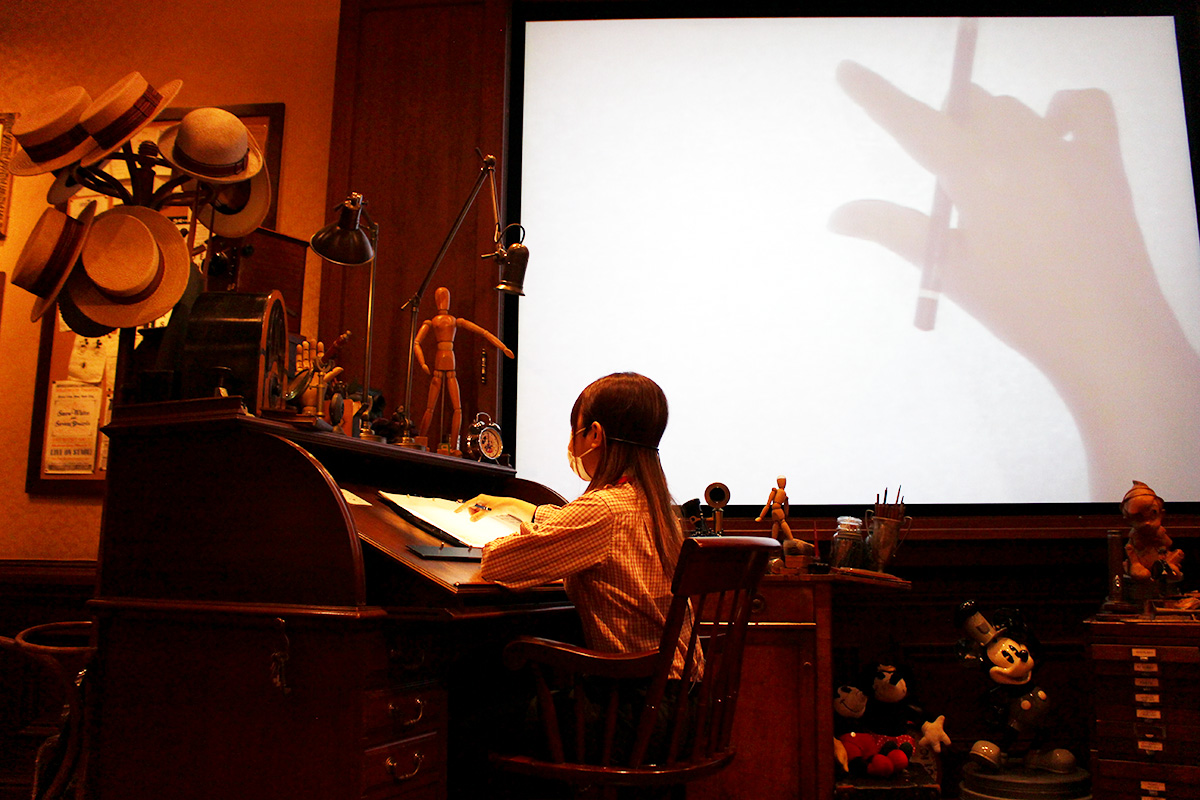 目の前のスクリーン上に映し出される絵を参考に…