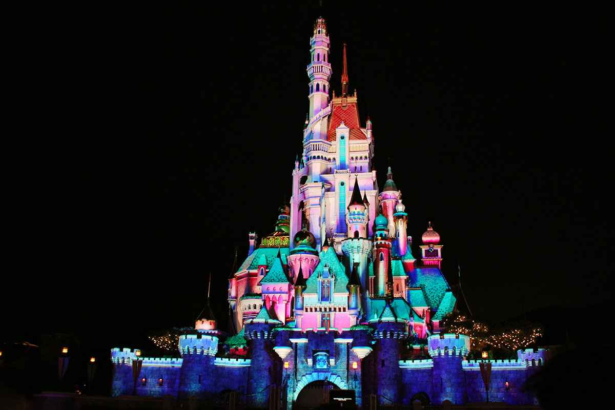 美しくライトアップされ、昼とは違う顔に！