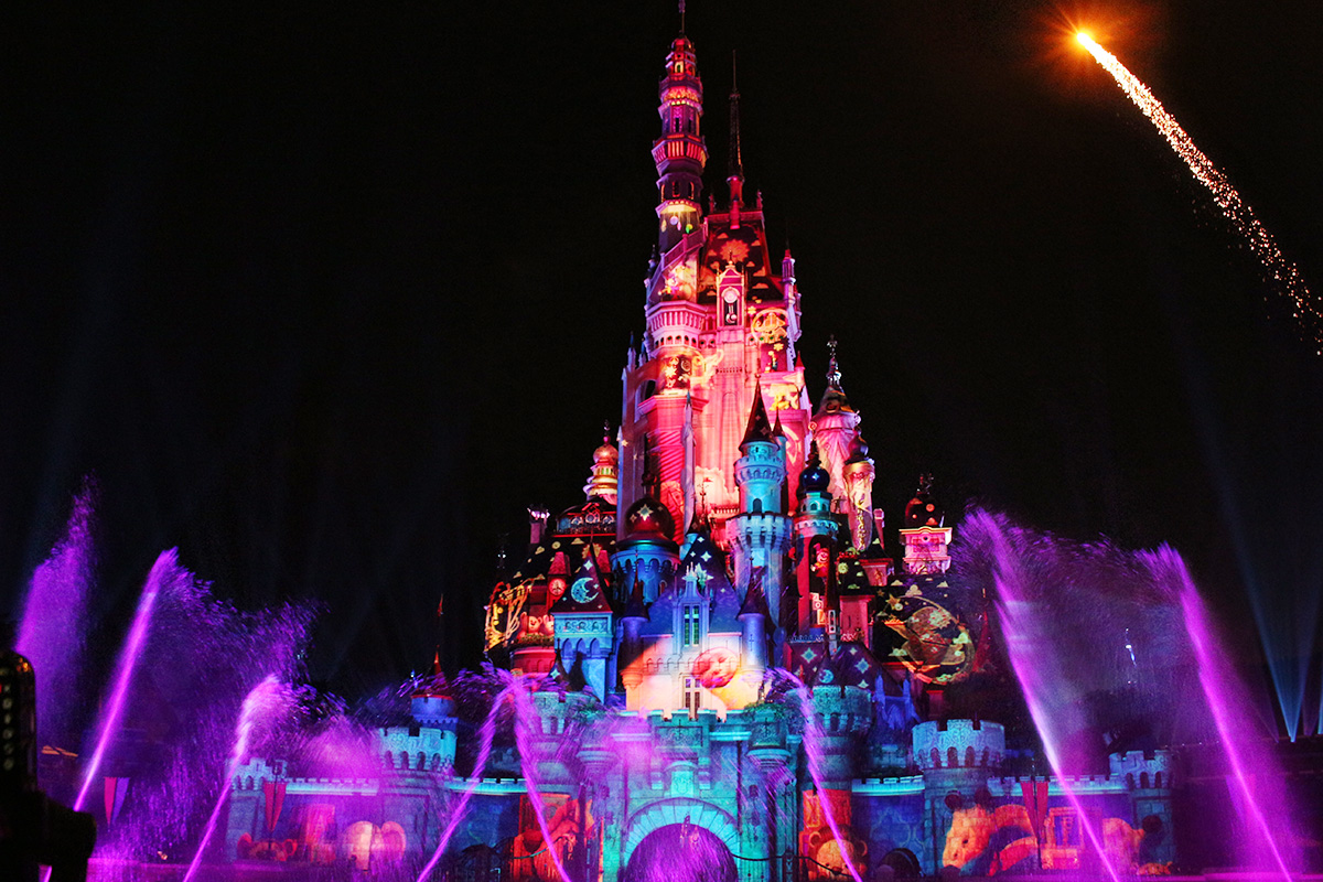 同じお城なのに、別の城のように見えるから不思議！クライマックスに向けて水や花火の演出がヒートアップ！