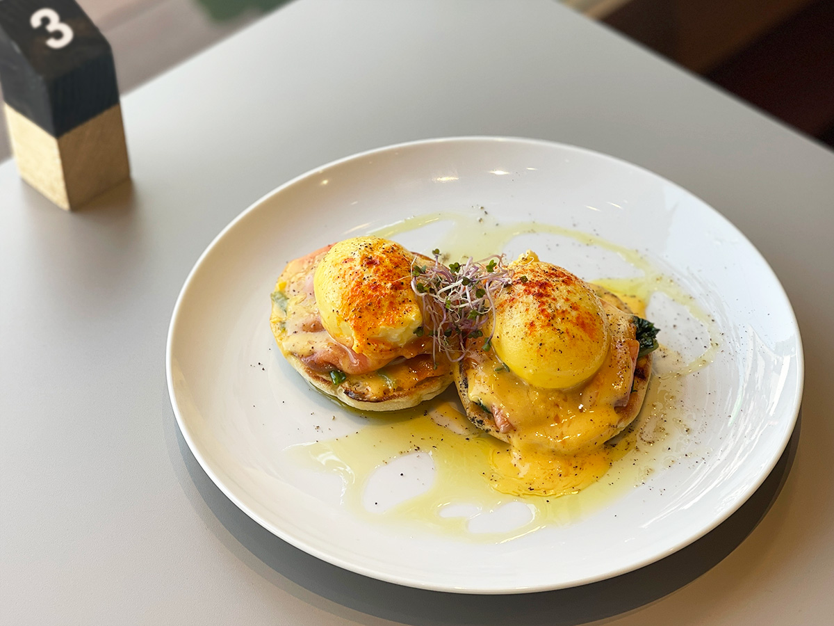 「エッグベネディクト サーモン」1540円 ※サーモンのほかにベーコンも選べます