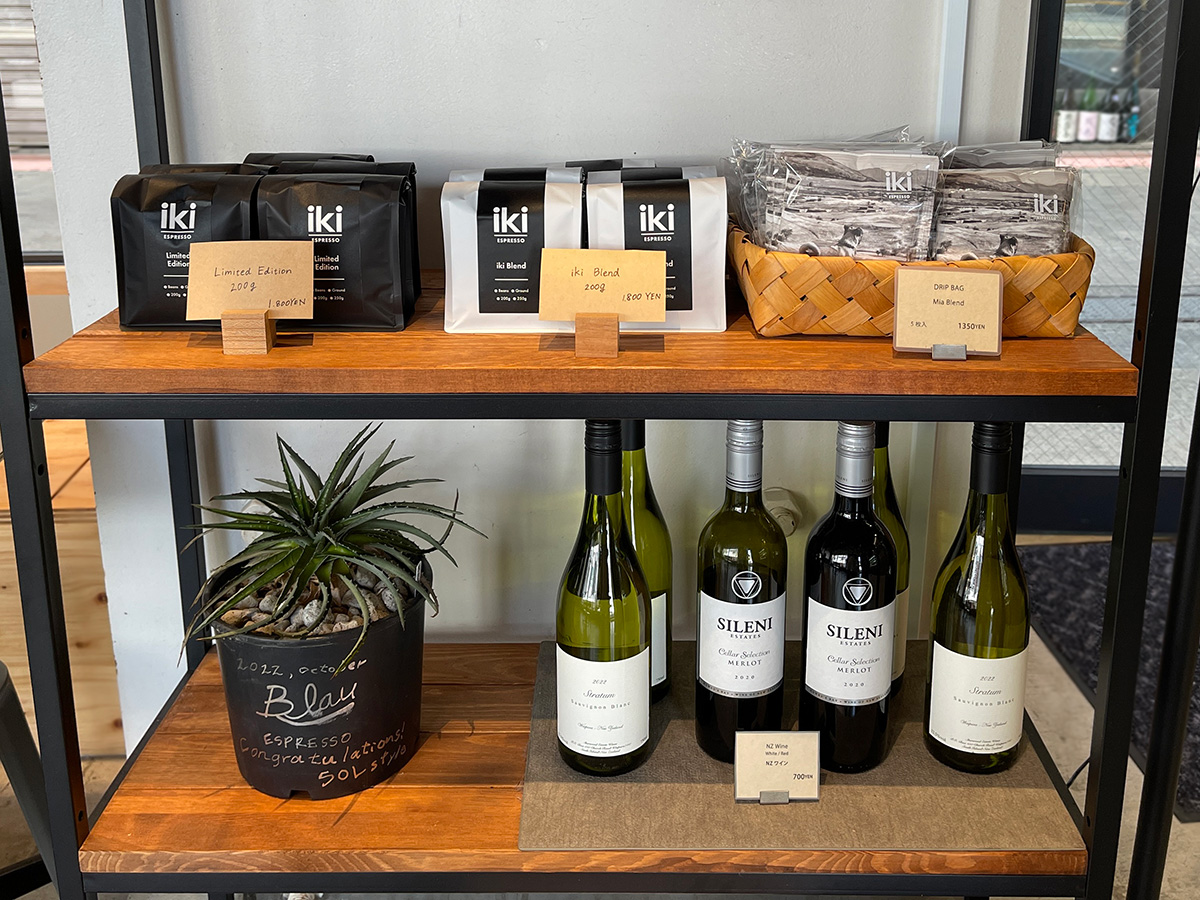 （上段左から）「Limited Edition 200g」、「iki Blend 200g」各1800円、「DRIP BAG Mia Blend 5枚入」1350円（下段）「NZ ワイン White/Red 」各700円 ※グラス販売のみ