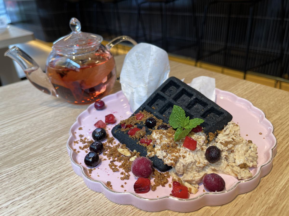 「炭の米粉ワッフル」700円（ドリンクsetの場合は1000円）