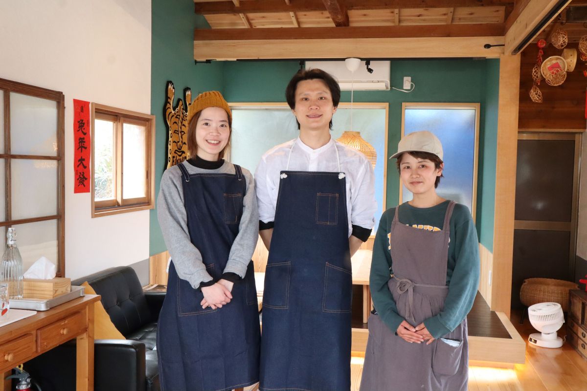 店主の李佳隆さん（中）と奥様の劉婷宇さん（左）、スタッフの三堀彩陽さん（右）