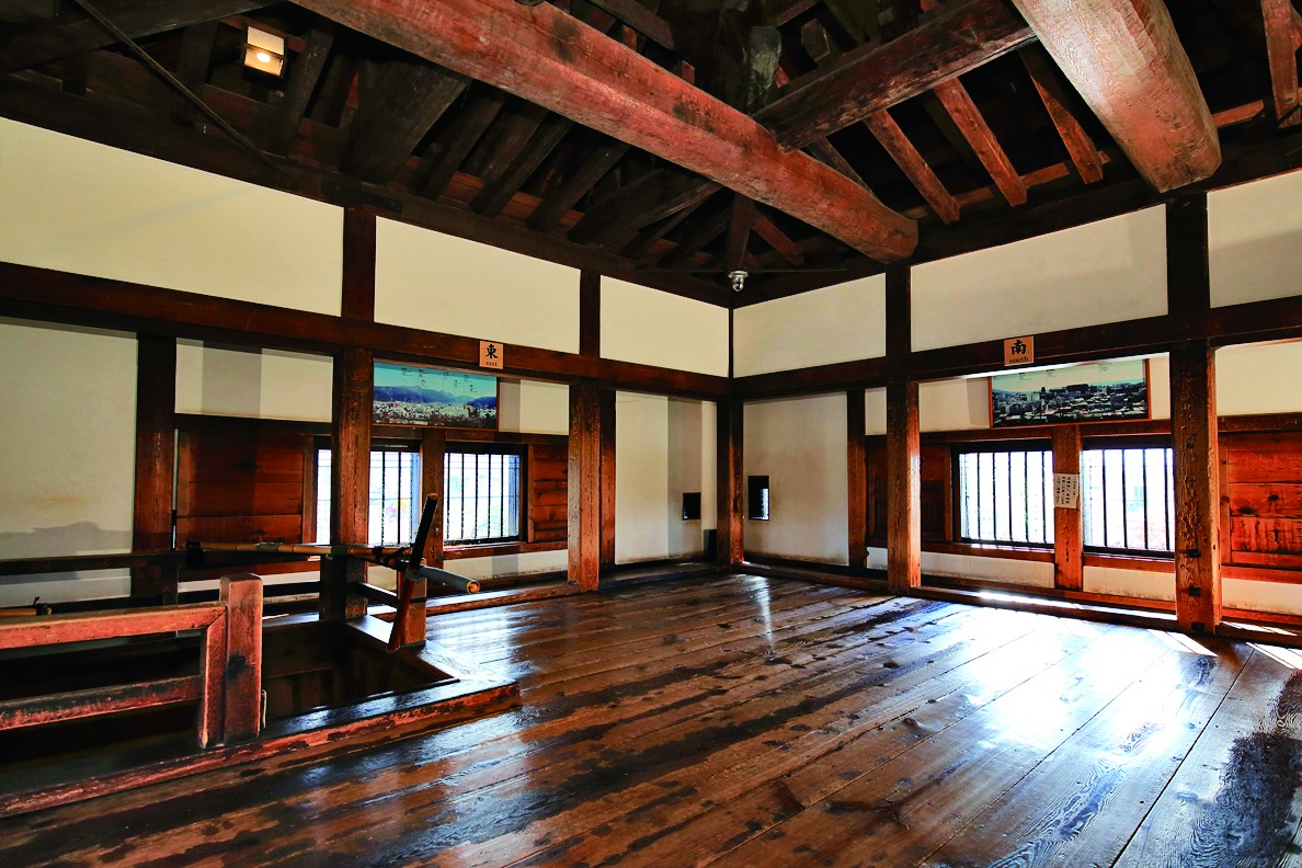 城内は、大天守、乾小天守、渡櫓、辰巳附櫓、月見櫓の5棟で形成されます