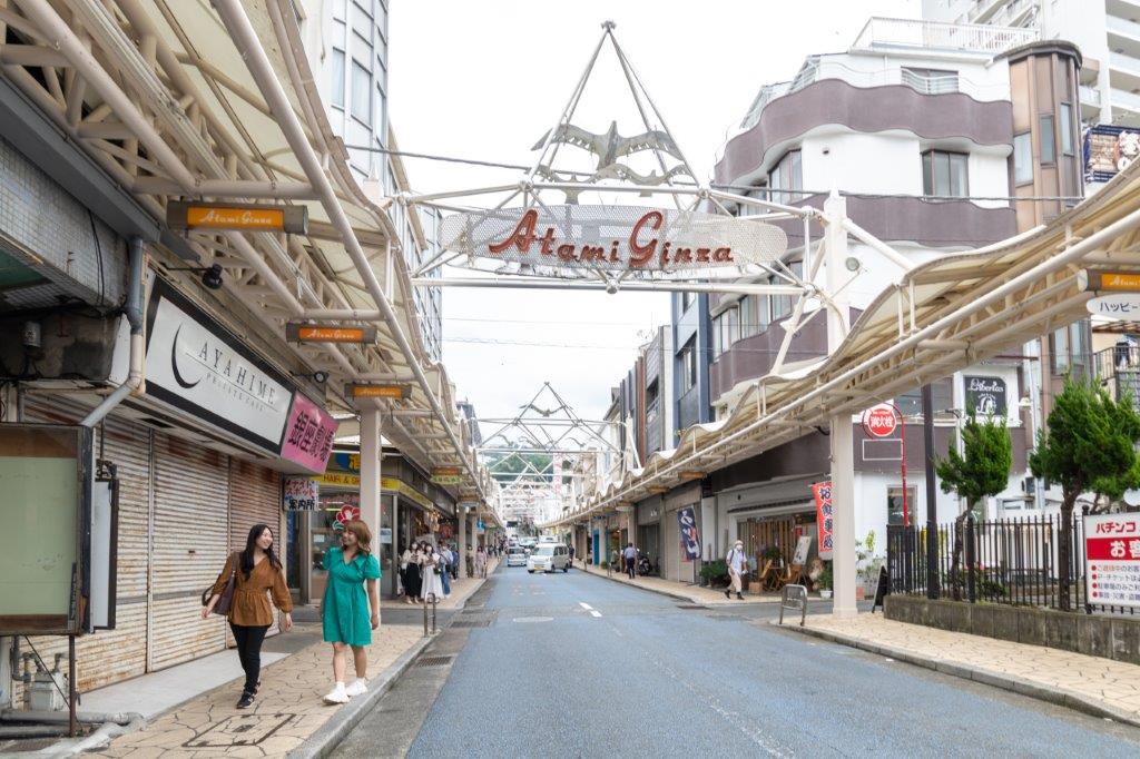 雑貨や小物を扱う店も多い