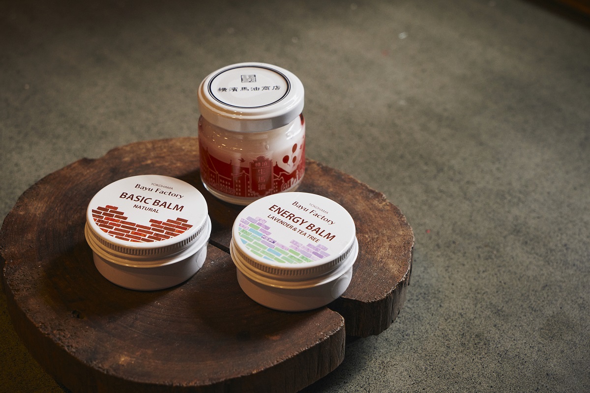 写真上「生馬油シルバー」1100円（3個セットで2200円）、写真下「マルチバーム」各1320円