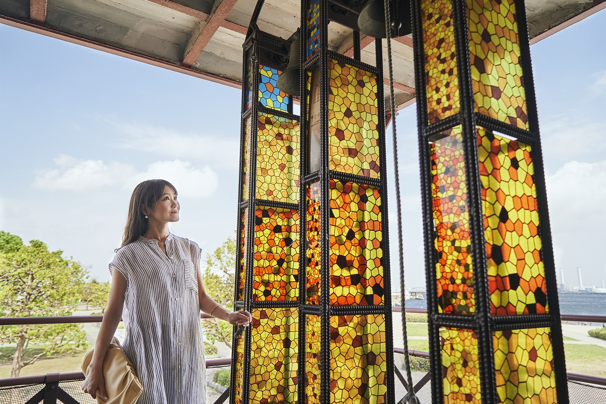 「横浜赤レンガ倉庫」2号館2階バルコニーにある「幸せの鐘」 