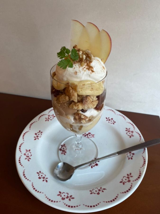 りんごのクランブルパフェ 1550円