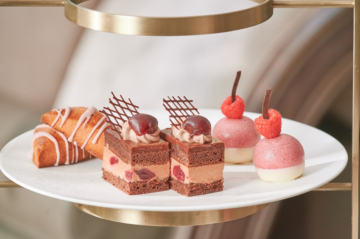 【中段】左から「ローズスコーン」、「フォレノワール」、「ローズジュレ入り グリオットチェリームース」