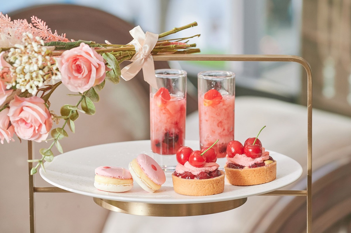 【上段】左から時計回り「チェリー＆バニラ マカロン」、「ローズ＆ライチ ゼリー」、「チェリータルト」