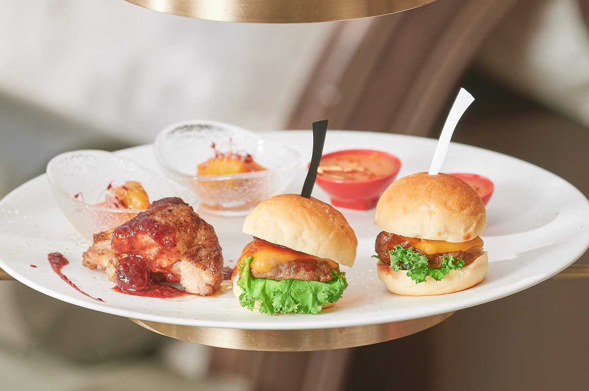 【下段】左から時計回り「チキンのグリル チェリー＆チリBBQソース」、「スモークサーモンのマリネ」、「赤パプリカのムース」、「TAVERN特製ミニバーガー」