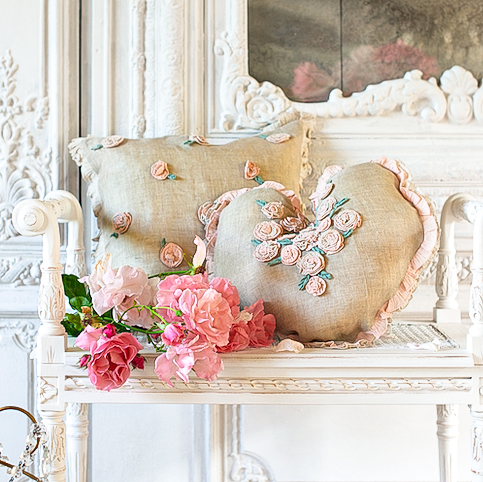 ＜ブランマリクロ＞　左)スクエア・クッションカバー Rose Linen 9,790円　右)ハート・クッション Rose Linen 13,750円　※共にインド製