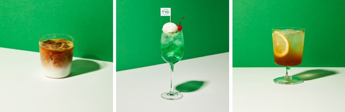 カフェのドリンクメニュー:左から順に、「たしかラテ美味しかったよね︖(カフェラテ)」780円、「店員さんの間で一番人気なのってどれ?(クリームソーダ)」900円、「元気出るやつのみたいな〜(クラフトコーラ)」780円
