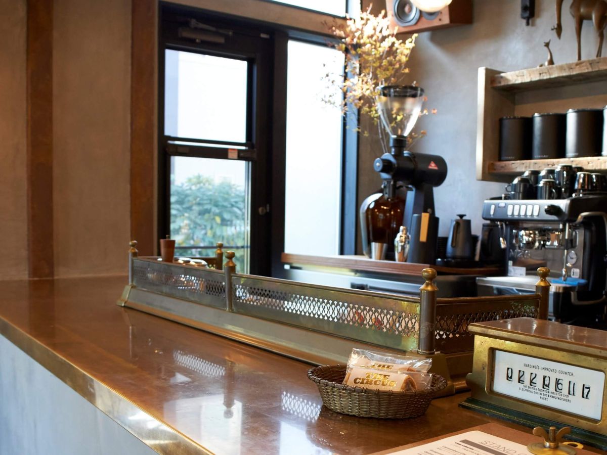 真ちゅうで造られたカウンターも素敵