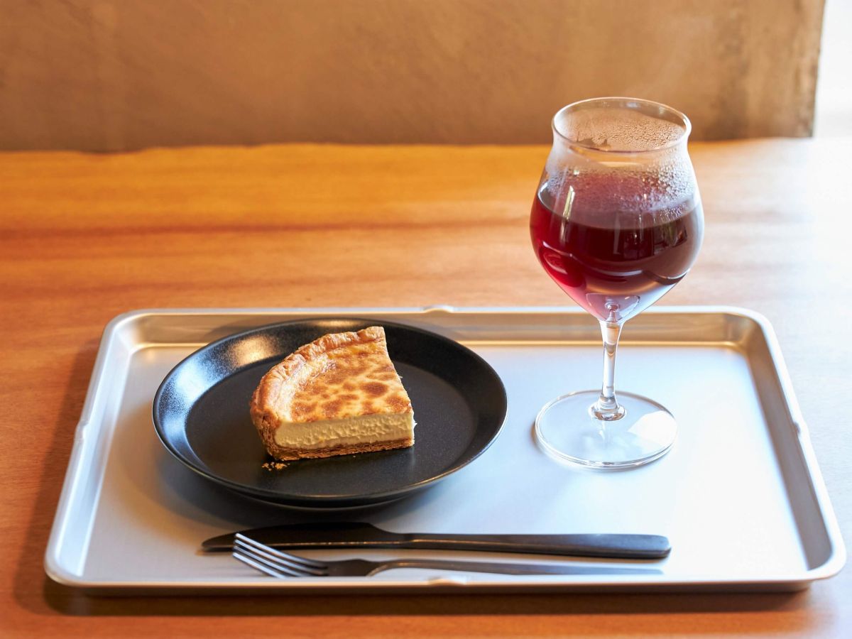 「ゴルゴンゾーラチーズケーキ」と「エルパライソダブル アナエロビック ライチ（浅煎り）HOT」」900円 ※エルパライソは在庫がなくなり次第終了