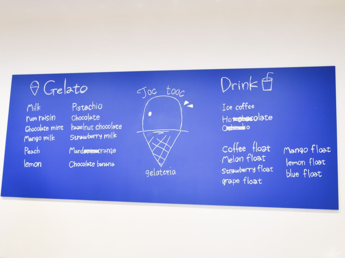 店のロゴマークのジェラート部分も扉のデザイン