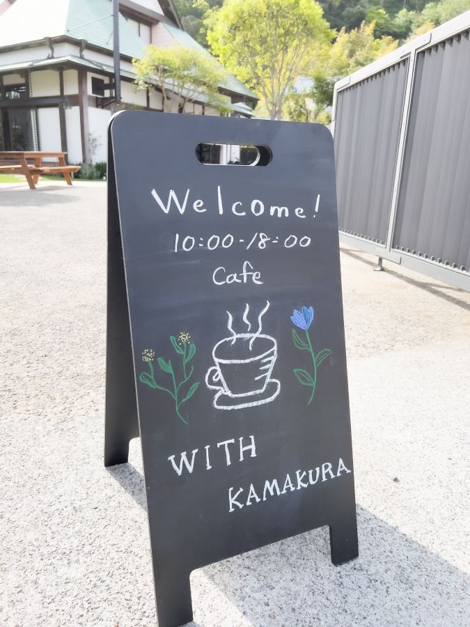 入口にはカフェの案内もある