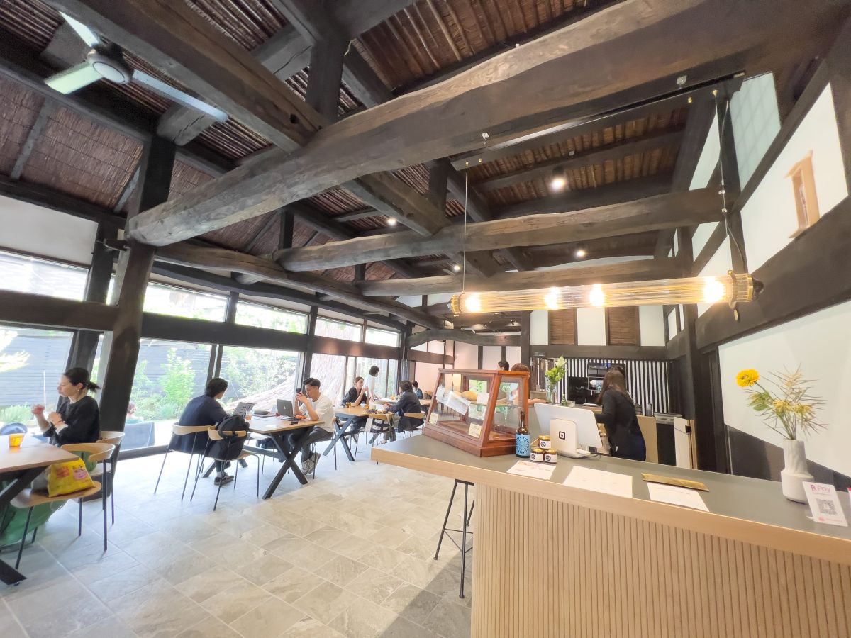 インテリアは小笠原賢門、野村訓市、山田航氏が設立した設計デザイン事務所「TRIPSTER」が手がける