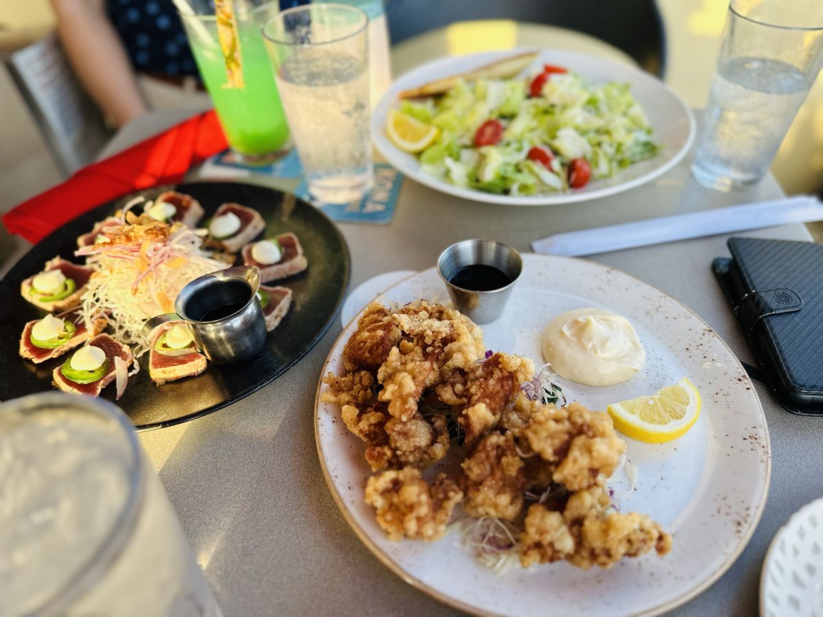 鶏の唐揚げ23ドル、アヒのたたき33ドル、シーザーサラダ18ドル