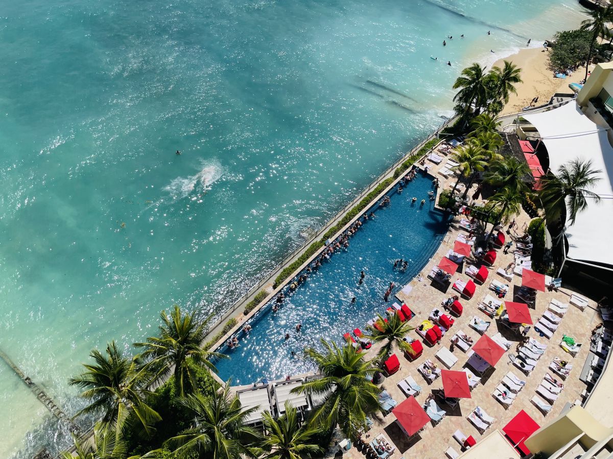 上から見ても、「インフィニティプール」と海がとっても近いのがわかります