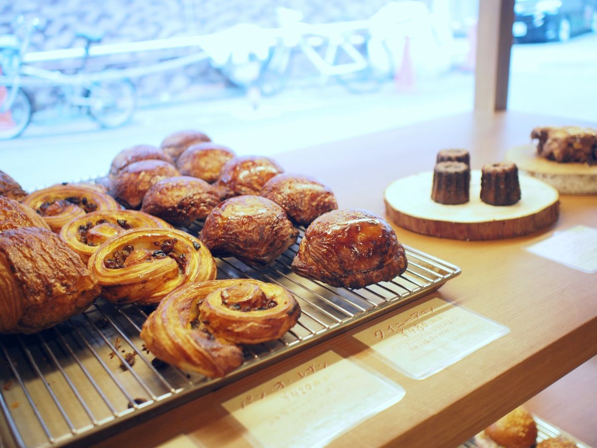 （左から）「パン・オ・ショコラ」572円、「パン・オ・レザン」462円、「クイニーアマン」528円、「カヌレ・ド・ボルドー」418円