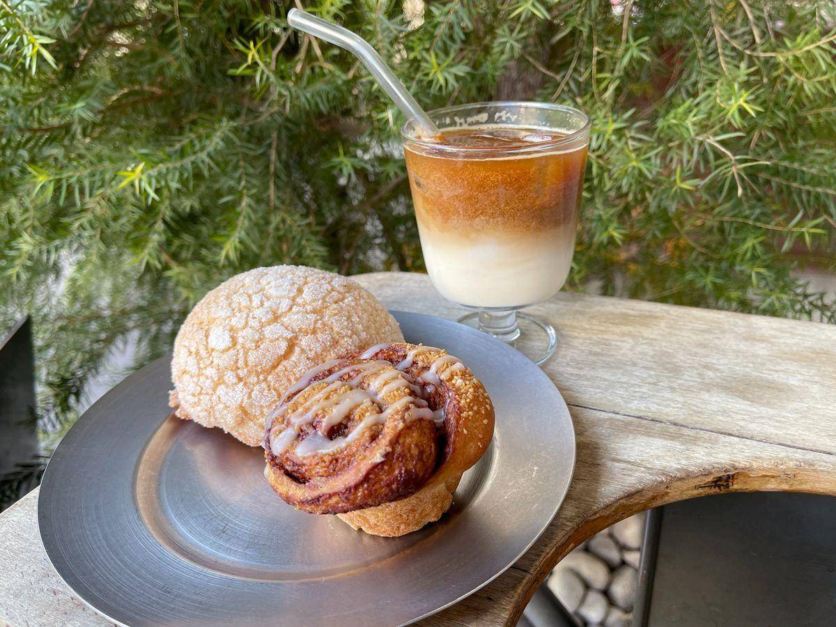 手前から「シナモンロール」387円、「メロンパン」336円、「ソイラテ」662円　※すべてイートイン