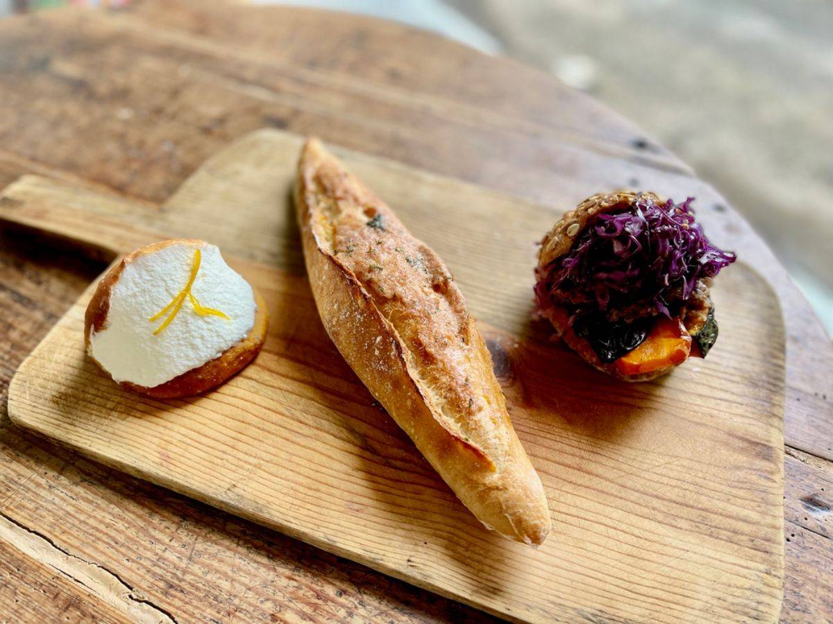 左から「マリトッツォ」356円、「明太ペペロンチーノ バゲット」486円、「ダコタン バーガー」518円