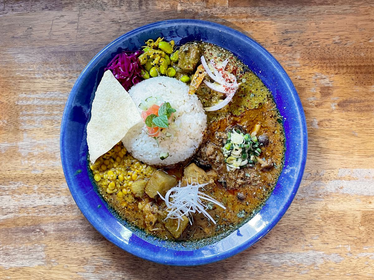 3種がけカレー（MANOSチキンカレー・熱烈!!重慶火鍋マトンポークキーマ・春菊ジェノベーゼ海老ポークカレー）1400円