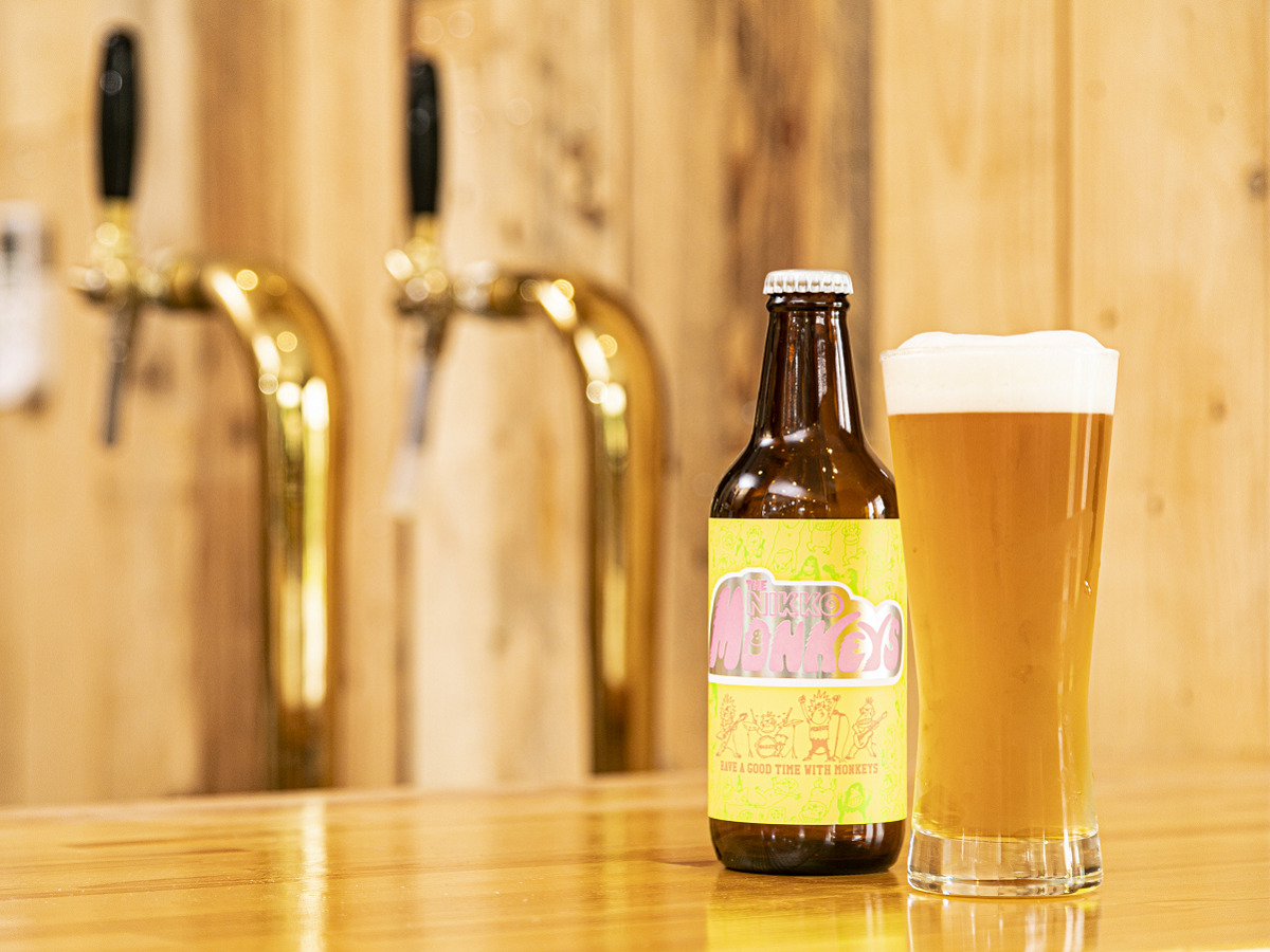 画像左から、｢プレミアムラガー」瓶入り 690円、「プレミアムラガー」480円